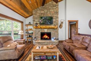 A Mornings Mist - Scouts Overlook - Romantic Retreat, Hot Tub, Cozy Fireplace, Mountain Views at Scouts Overlook - - 2