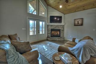 Serenity Now - Game Room and Mountain Views - Hot Tub, Cozy Fireplace, Modern Amenities, Billiards Table, Porch Fire Pit - Cherr - Cherry Log - 6