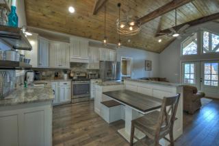 Serenity Now - Game Room and Mountain Views - Hot Tub, Cozy Fireplace, Modern Amenities, Billiards Table, Porch Fire Pit - Cherr - Cherry Log - 4