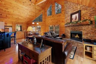 Golden Getaway - Mountain Views, Hot Tub, Outdoor Fire Pit, Cozy Accommodations - Mineral Bluff, GA - Mineral Bluff - 3