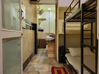 Near Airport AC Couple Friendly Small Cozy Room at a Budget Inn - Mumbai - 3