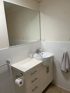 Fully Furnished Modern Unit in centre of city - Emerald - 5