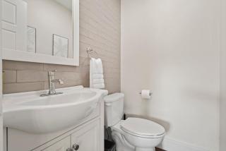 Azure Loft by Saratoga Stays - 1