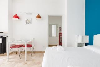 Lorenteggio-Piazza Frattini Balcony Apartment - 4