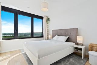 Luxurious City Retreat Balcony & Pool Access - 7