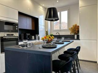 Chic Renovated 2 Bedroom entire apartment or only Private Rooms in Liberation in Nice with Garage on demand, AC, Wi-Fi and Tram Access - Nice - 0