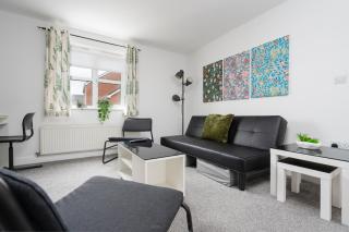 Pass the Keys Tranquil Haven Stylish 2BR Flat with Parking - Knowsley - 6