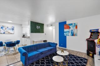 Mins to Downtown Luxury 2BR & Arcade - 7