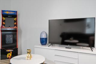 Mins to Downtown Luxury 2BR & Arcade - 1