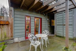 2 Mi to Green Lake! Modern Apartment with Parking - 8