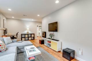 2 Mi to Green Lake! Modern Apartment with Parking - 5