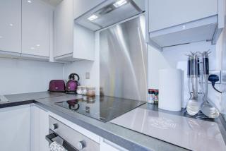 Charming 3 Bedroom House - Romford - 7