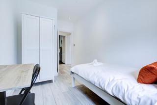 Charming 3 Bedroom House - Romford - 4