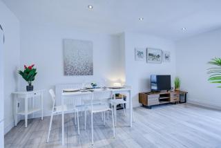 Charming 3 Bedroom House - Romford - 1