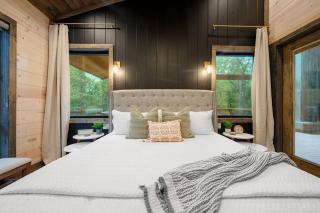 On Creek! HUGE Deck- Elegant Luxury! Sleeps 15 - Broken Bow - 6