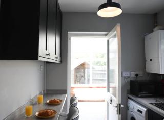 Spacious House perfect for Families & Contractors - Free Parking & WIFI By ULTIMATE HOMES AWAY - Basingstoke - 4