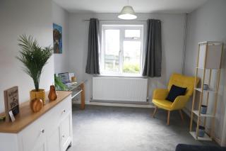 Spacious House perfect for Families & Contractors - Free Parking & WIFI By ULTIMATE HOMES AWAY - Basingstoke - 2