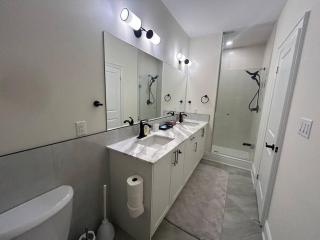 Luxury, Home Away from Home - Brampton - 5