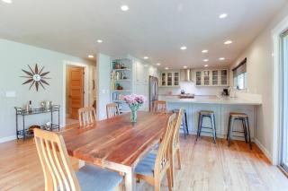 Serendipity House with two master suites, hot tub, and huge fenced yard - Bend - 1