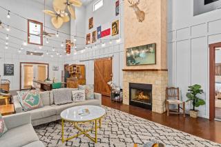 Meadows Farmhouse - Hot Tub & 5 mins to Main - Fredericksburg - 8