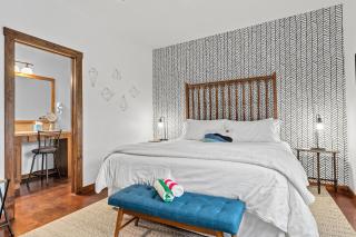 Meadows Farmhouse - Hot Tub & 5 mins to Main - 3