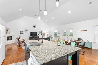 Meadows Cottage - Hot Tub & 5 mins to Main - Fredericksburg - 5