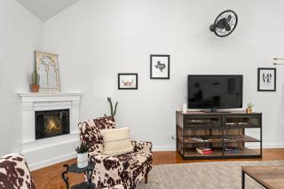 Meadows Cottage - Hot Tub & 5 mins to Main - Fredericksburg - 1