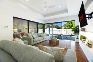Luxury Sunny Oasis with Pool, SUV Hire, Near Marina - Trinity Beach - 9
