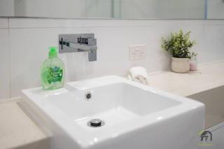 CITY VIEW-Vivid Condo in Mascot - 8