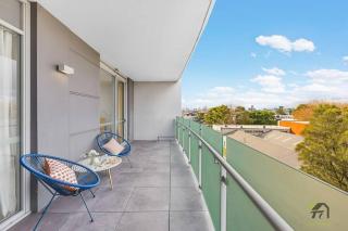 CITY VIEW-Vivid Condo in Mascot - 1