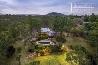Hideaway at Brookfield Acreage Tennis Court Pool - Brookfield - 0