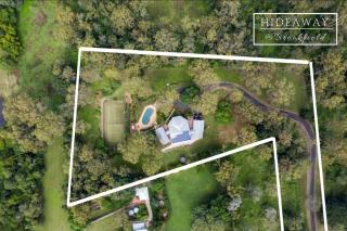 Hideaway at Brookfield Acreage Tennis Court Pool - Brookfield - 5