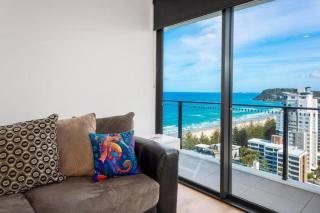 Luxury 3 Bedroom High Floor Ocean View Apartment - Gold Coast - 9