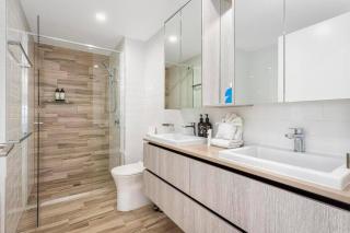 Luxury 3 Bedroom High Floor Ocean View Apartment - Gold Coast - 8