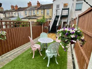 2 Bedroom Apartment with Garden, Close to Beach - Southend-on-Sea - 5
