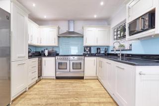 Modernised Luxury Family Home in Theydon Bois With London Skyline Views - Theydon Bois - 8