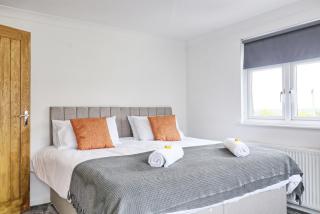 LMV Property - Modern Luxury Family Home in Theydon Bois With London Skyline Views - 7