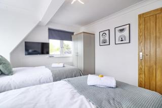 LMV Property - Modern Luxury Family Home in Theydon Bois With London Skyline Views - 1