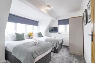 LMV Property - Modern Luxury Family Home in Theydon Bois With London Skyline Views - 4