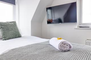 LMV Property - Modern Luxury Family Home in Theydon Bois With London Skyline Views - 3