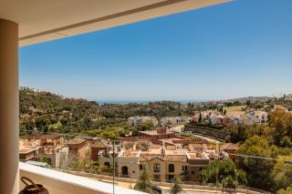 Modern apartment, with large private terrace, BBQ and panoramic sea views, in Residencial Botanic, Benahavis - 4