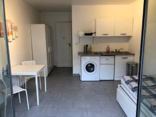 Beautiful studio next to metro - Paris - 1