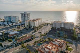 Coconut Villa's Suite 4! Relax by the Pool and Walk to Beach and Restaurants! - St Pete Beach - 7