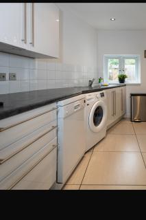 Vibrant house stay in Windsor FREE Parking - 1