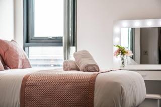 Stylish 2 Bed Apt 87 - City Centre, FREE Parking, Alexa, Espresso Machine & Netflix - Hosted by Stay Host Save - Sheffield - 5