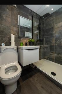 Vibrant house stay in Windsor FREE Parking - 5