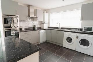 Convenient Wirral Retreat - Upton - 3