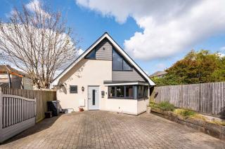 Three Bedroom Detached Home with Parking, Dog friendly, Quiet location, Short Drive to Beach! - Bournemouth - 0