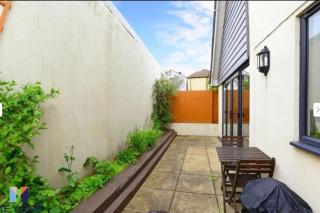 Three Bedroom Detached Home with Parking, Dog friendly, Quiet location, Short Drive to Beach! - Bournemouth - 2