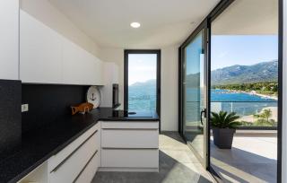 Beach Front Apartment In Rovanjska - 5